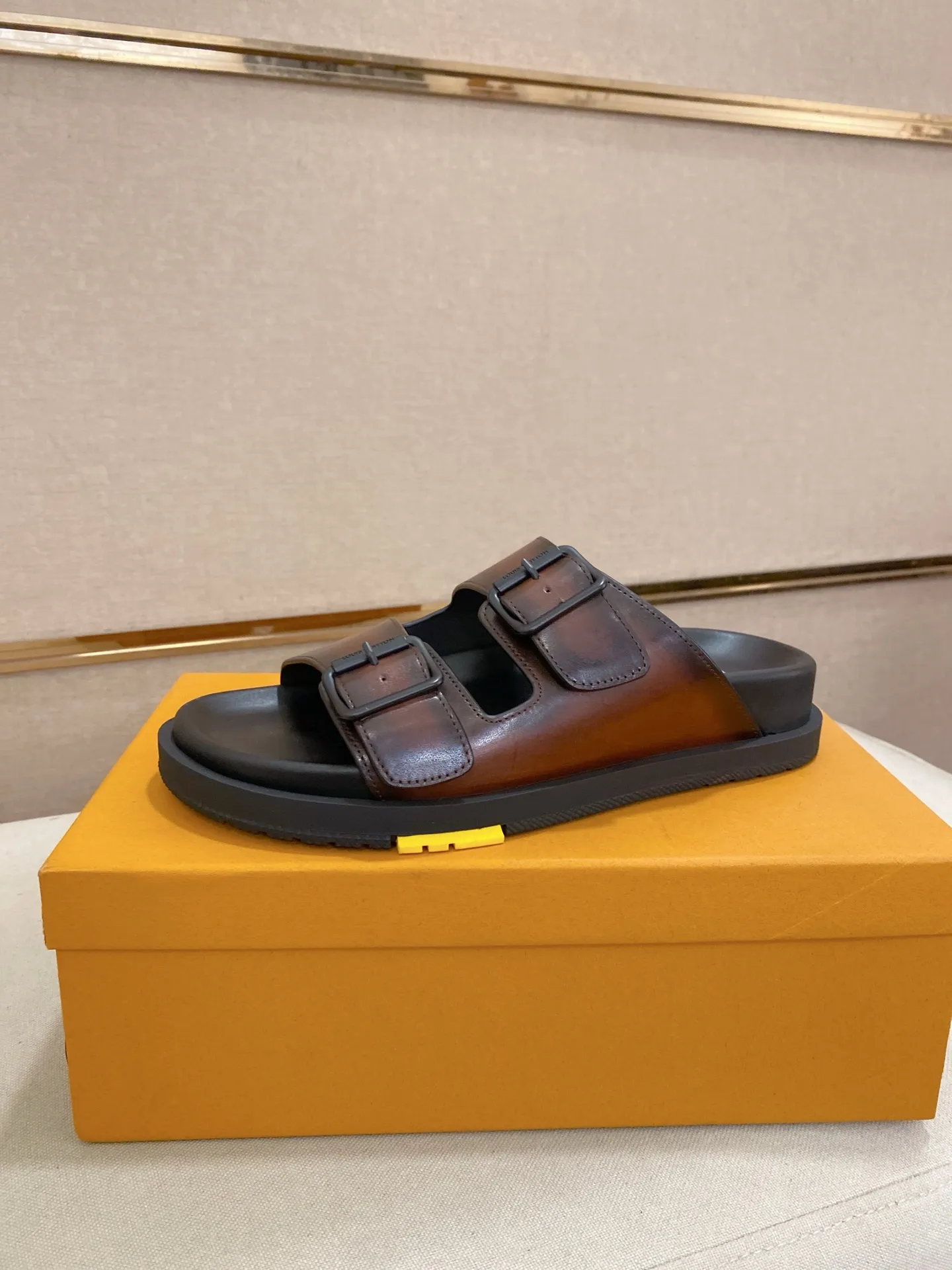 Factory price: 420💰Made by LV🔍Top purchasing agent. Men's spring and summer slippers are available at the same counter. The uppers are made of cowhide imported from Italy. High-quality craftsmanship, soles: original soles specially provided by the original factory, exclusive movable molded soles are super comfortable, original factory follow-up goods, 🔍🔍high quality, can be entered and exited the counter at will, welcome to compare, code number 38-44. Can be customized45